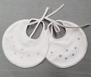 Bavaglini neonati con cuori ricamati